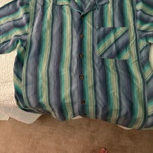 Men’s size m Tommy bahama silk shirt fits more like large
